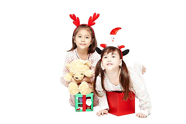 포토 JPG 스튜디오촬영 외국인 해외기획촬영 라이프스타일 2012년태국 여자 기념일 어린이라이프 여유 어린이 인형 엎드리기 크리스마스 장난 놀이 실내 크리스마스선물 선물 미소 웃음 누끼 사람 앉기 소녀 이벤트 두명 앞모습 친구 선물상자 상자 산타클로스 파티 귀여움 유치원 유치원생 곰인형 잠옷 머리띠 파자마파티 여자만 어린이만 소녀만 국내포토 옷 교육 감정 뷰포인트 컨셉 장신구 관계 모션 표정 인종 내부 생활 파일형식