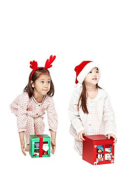 포토 JPG 스튜디오촬영 전신 외국인 해외기획촬영 모자 라이프스타일 응시 2012년태국 여자 기념일 어린이라이프 여유 어린이 크리스마스 산타모자 실내 크리스마스선물 선물 누끼 사람 앉기 소녀 이벤트 두명 앞모습 친구 선물상자 상자 파티 귀여움 유치원 유치원생 잠옷 머리띠 파자마파티 여자만 어린이만 소녀만 국내포토 모자_잡화 시선 잡화 옷 교육 감정 뷰포인트 컨셉 장신구 관계 모션 인종 내부 생활 파일형식