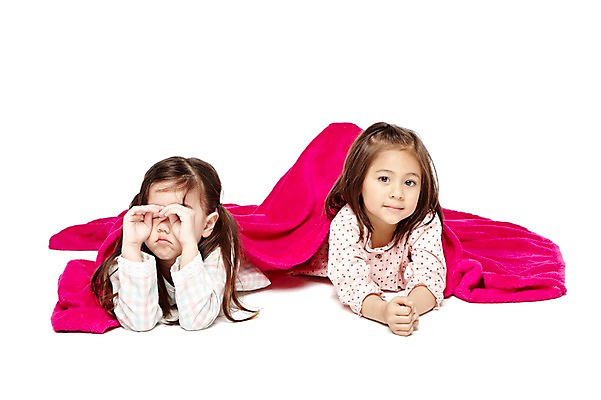 포토 JPG 스튜디오촬영 외국인 해외기획촬영 라이프스타일 2012년태국 여자 어린이라이프 여유 어린이 엎드리기 실내 누끼 사람 소녀 두명 앞모습 친구 눕기 귀여움 유치원 유치원생 이불 잠옷 잠 수면 졸음 담요 파자마파티 여자만 어린이만 소녀만 국내포토 옷 교육 감정 뷰포인트 컨셉 관계 침구 모션 인종 내부 생활 물 파티 파일형식