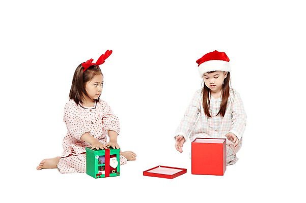 포토 JPG 스튜디오촬영 전신 외국인 해외기획촬영 모자 라이프스타일 2012년태국 여자 기념일 어린이라이프 여유 어린이 크리스마스 산타모자 실내 크리스마스선물 선물 누끼 사람 앉기 소녀 이벤트 두명 앞모습 친구 선물상자 상자 파티 귀여움 유치원 유치원생 잠옷 머리띠 오픈 호기심 파자마파티 여자만 어린이만 소녀만 국내포토 모자_잡화 잡화 옷 교육 감정 뷰포인트 컨셉 장신구 관계 모션 인종 내부 생활 파일형식