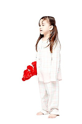 포토 JPG 스튜디오촬영 전신 외국인 해외기획촬영 라이프스타일 응시 2012년태국 여자 어린이라이프 여유 어린이 인형 맨발 양갈래머리 실내 한명 서기 들기 누끼 사람 소녀 옆모습 장난감 놀이용품 귀여움 유치원 유치원생 곰인형 잠옷 파자마파티 여자만 여자한명만 어린이만 소녀만 소녀한명만 국내포토 1 헤어스타일 시선 옷 교육 감정 뷰포인트 컨셉 모션 발 인종 내부 생활 파티 오브젝트 파일형식