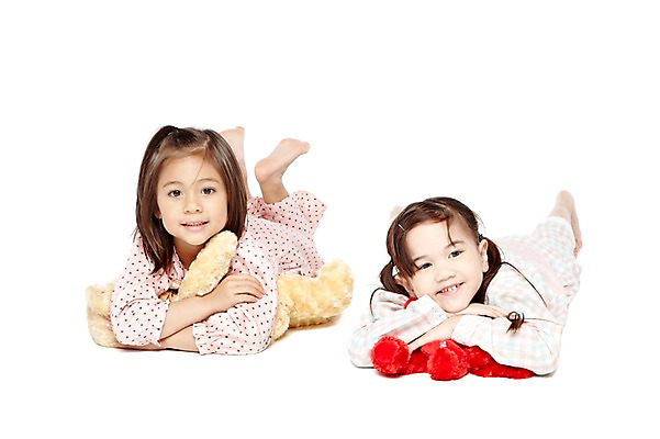 포토 JPG 스튜디오촬영 전신 외국인 해외기획촬영 라이프스타일 2012년태국 여자 어린이라이프 여유 어린이 인형 엎드리기 맨발 놀이 실내 미소 웃음 누끼 사람 소녀 두명 앞모습 친구 눕기 장난감 놀이용품 귀여움 유치원 유치원생 곰인형 잠옷 파자마파티 여자만 어린이만 소녀만 국내포토 옷 교육 감정 뷰포인트 컨셉 관계 모션 발 표정 인종 내부 생활 파티 오브젝트 파일형식