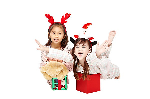 포토 JPG 스튜디오촬영 외국인 해외기획촬영 라이프스타일 2012년태국 여자 기념일 어린이라이프 여유 어린이 인형 엎드리기 크리스마스 장난 맨발 놀이 실내 크리스마스선물 선물 미소 웃음 누끼 사람 앉기 소녀 이벤트 두명 앞모습 친구 선물상자 상자 산타클로스 파티 귀여움 유치원 유치원생 곰인형 잠옷 머리띠 파자마파티 여자만 어린이만 소녀만 국내포토 옷 교육 감정 뷰포인트 컨셉 장신구 관계 모션 발 표정 인종 내부 생활 파일형식
