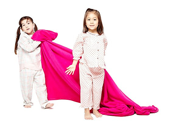 포토 JPG 스튜디오촬영 전신 외국인 해외기획촬영 라이프스타일 2012년태국 여자 어린이라이프 여유 어린이 장난 맨발 놀이 실내 서기 미소 웃음 누끼 사람 소녀 두명 앞모습 친구 파티 귀여움 유치원 유치원생 이불 잠옷 담요 파자마파티 여자만 어린이만 소녀만 국내포토 옷 교육 감정 뷰포인트 컨셉 관계 침구 모션 발 표정 인종 이벤트 내부 생활 파일형식