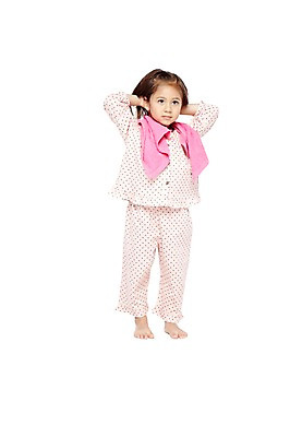 포토 JPG 스튜디오촬영 전신 외국인 해외기획촬영 라이프스타일 2012년태국 여자 어린이라이프 여유 어린이 맨발 실내 한명 서기 누끼 사람 소녀 앞모습 수건 귀여움 유치원 유치원생 잠옷 세수 여자만 여자한명만 어린이만 소녀만 소녀한명만 국내포토 1 옷 교육 감정 뷰포인트 컨셉 모션 발 인종 내부 생활 위생용품 청결 파일형식