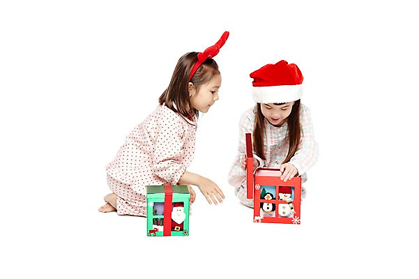 포토 JPG 스튜디오촬영 전신 외국인 해외기획촬영 모자 라이프스타일 2012년태국 여자 기념일 어린이라이프 여유 어린이 크리스마스 산타모자 실내 크리스마스선물 선물 누끼 사람 앉기 소녀 이벤트 두명 친구 선물상자 상자 파티 귀여움 유치원 유치원생 잠옷 머리띠 오픈 호기심 파자마파티 여자만 어린이만 소녀만 국내포토 모자_잡화 잡화 옷 교육 감정 컨셉 장신구 관계 모션 인종 내부 생활 파일형식