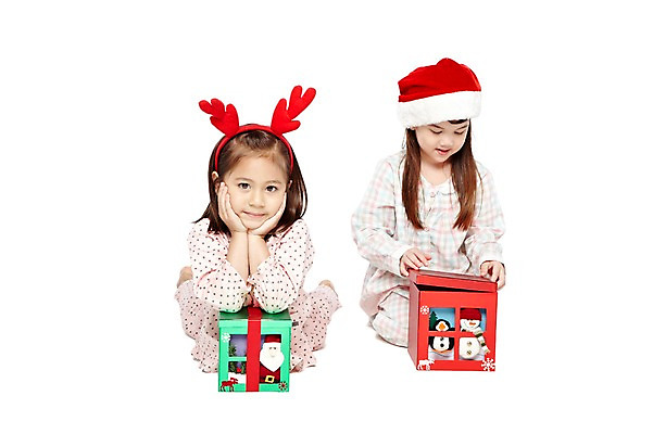 포토 JPG 스튜디오촬영 전신 외국인 해외기획촬영 모자 라이프스타일 2012년태국 여자 기념일 어린이라이프 여유 어린이 크리스마스 산타모자 실내 크리스마스선물 선물 미소 웃음 누끼 사람 앉기 소녀 이벤트 두명 앞모습 친구 선물상자 상자 파티 귀여움 턱괴기 유치원 유치원생 잠옷 머리띠 오픈 호기심 파자마파티 여자만 어린이만 소녀만 국내포토 모자_잡화 잡화 옷 교육 감정 뷰포인트 컨셉 장신구 관계 모션 표정 인종 내부 생활 파일형식