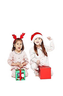 포토 JPG 스튜디오촬영 전신 외국인 해외기획촬영 모자 라이프스타일 2012년태국 여자 기념일 어린이라이프 여유 어린이 크리스마스 산타모자 실내 크리스마스선물 선물 미소 웃음 누끼 사람 앉기 소녀 이벤트 두명 앞모습 친구 선물상자 상자 파티 귀여움 유치원 유치원생 잠옷 머리띠 파자마파티 여자만 어린이만 소녀만 국내포토 모자_잡화 잡화 옷 교육 감정 뷰포인트 컨셉 장신구 관계 모션 표정 인종 내부 생활 파일형식