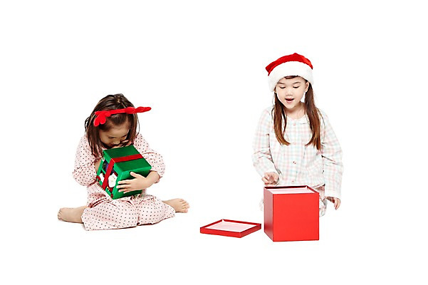 포토 JPG 스튜디오촬영 전신 외국인 해외기획촬영 모자 라이프스타일 2012년태국 여자 기념일 어린이라이프 여유 어린이 크리스마스 산타모자 실내 크리스마스선물 선물 누끼 사람 앉기 소녀 이벤트 두명 앞모습 친구 선물상자 상자 파티 귀여움 유치원 유치원생 잠옷 머리띠 오픈 호기심 파자마파티 여자만 어린이만 소녀만 국내포토 모자_잡화 잡화 옷 교육 감정 뷰포인트 컨셉 장신구 관계 모션 인종 내부 생활 파일형식