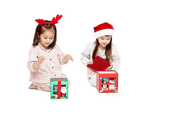 포토 JPG 스튜디오촬영 전신 외국인 해외기획촬영 모자 라이프스타일 2012년태국 여자 기념일 어린이라이프 여유 어린이 크리스마스 산타모자 실내 크리스마스선물 선물 누끼 사람 앉기 소녀 이벤트 두명 앞모습 친구 선물상자 상자 파티 귀여움 유치원 유치원생 잠옷 머리띠 오픈 호기심 파자마파티 여자만 어린이만 소녀만 국내포토 모자_잡화 잡화 옷 교육 감정 뷰포인트 컨셉 장신구 관계 모션 인종 내부 생활 파일형식