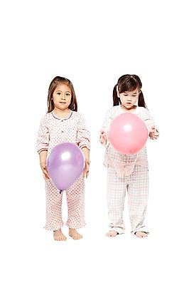 포토 JPG 스튜디오촬영 전신 외국인 해외기획촬영 라이프스타일 2012년태국 여자 어린이라이프 여유 어린이 맨발 놀이 실내 서기 들기 누끼 사람 소녀 두명 앞모습 친구 파티 귀여움 유치원 유치원생 잠옷 파자마파티 풍선 풍선놀이 여자만 어린이만 소녀만 국내포토 옷 교육 감정 뷰포인트 컨셉 관계 모션 발 인종 이벤트 내부 생활 파일형식