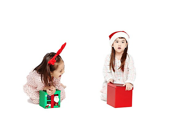포토 JPG 스튜디오촬영 전신 외국인 해외기획촬영 모자 라이프스타일 2012년태국 여자 기념일 어린이라이프 여유 어린이 크리스마스 산타모자 실내 크리스마스선물 선물 미소 웃음 누끼 사람 앉기 소녀 이벤트 두명 앞모습 친구 선물상자 상자 파티 귀여움 유치원 유치원생 잠옷 머리띠 파자마파티 여자만 어린이만 소녀만 국내포토 모자_잡화 잡화 옷 교육 감정 뷰포인트 컨셉 장신구 관계 모션 표정 인종 내부 생활 파일형식