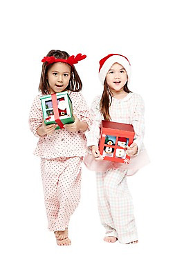 포토 JPG 스튜디오촬영 전신 외국인 해외기획촬영 모자 라이프스타일 2012년태국 여자 기념일 어린이라이프 여유 어린이 크리스마스 산타모자 맨발 실내 크리스마스선물 선물 서기 미소 웃음 들기 누끼 사람 소녀 이벤트 두명 앞모습 친구 선물상자 상자 파티 귀여움 유치원 유치원생 잠옷 머리띠 파자마파티 여자만 어린이만 소녀만 국내포토 모자_잡화 잡화 옷 교육 감정 뷰포인트 컨셉 장신구 관계 모션 발 표정 인종 내부 생활 파일형식