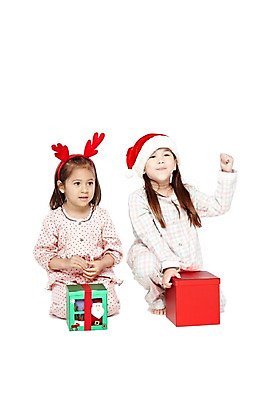 포토 JPG 스튜디오촬영 전신 외국인 해외기획촬영 모자 라이프스타일 2012년태국 여자 기념일 어린이라이프 여유 어린이 크리스마스 산타모자 실내 크리스마스선물 선물 미소 웃음 누끼 사람 앉기 소녀 이벤트 두명 앞모습 친구 선물상자 상자 파티 귀여움 유치원 유치원생 잠옷 머리띠 파자마파티 여자만 어린이만 소녀만 국내포토 모자_잡화 잡화 옷 교육 감정 뷰포인트 컨셉 장신구 관계 모션 표정 인종 내부 생활 파일형식