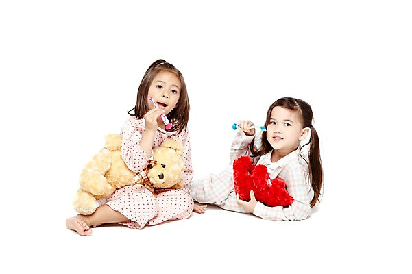 포토 JPG 스튜디오촬영 외국인 해외기획촬영 라이프스타일 2012년태국 여자 어린이라이프 여유 어린이 인형 맨발 실내 미소 웃음 들기 누끼 사람 앉기 소녀 두명 앞모습 친구 장난감 놀이용품 귀여움 유치원 유치원생 곰인형 잠옷 양치 씻기 칫솔 파자마파티 여자만 어린이만 소녀만 국내포토 옷 교육 감정 뷰포인트 컨셉 관계 모션 발 표정 인종 내부 생활 위생용품 파티 청결 오브젝트 파일형식