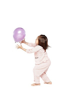 포토 JPG 스튜디오촬영 전신 외국인 해외기획촬영 라이프스타일 2012년태국 여자 어린이라이프 여유 어린이 포즈 맨발 놀이 실내 한명 서기 누끼 사람 소녀 옆모습 귀여움 유치원 유치원생 잠옷 파자마파티 풍선 풍선놀이 여자만 여자한명만 어린이만 소녀만 소녀한명만 국내포토 1 옷 교육 감정 뷰포인트 컨셉 모션 발 인종 내부 생활 파티 파일형식