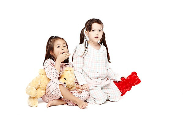 포토 JPG 스튜디오촬영 전신 외국인 해외기획촬영 라이프스타일 2012년태국 여자 어린이라이프 여유 어린이 인형 맨발 실내 피곤 누끼 사람 앉기 소녀 두명 앞모습 친구 장난감 놀이용품 귀여움 유치원 유치원생 곰인형 잠옷 잠 수면 졸음 파자마파티 하품 여자만 어린이만 소녀만 국내포토 옷 교육 감정 뷰포인트 컨셉 관계 모션 발 인종 내부 생활 물 파티 오브젝트 생리현상 파일형식