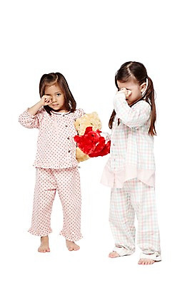 포토 JPG 스튜디오촬영 전신 외국인 해외기획촬영 라이프스타일 2012년태국 여자 어린이라이프 여유 어린이 인형 맨발 실내 피곤 서기 들기 누끼 사람 소녀 두명 앞모습 친구 장난감 놀이용품 귀여움 유치원 유치원생 곰인형 잠옷 잠 수면 졸음 파자마파티 여자만 어린이만 소녀만 국내포토 옷 교육 감정 뷰포인트 컨셉 관계 모션 발 인종 내부 생활 물 파티 오브젝트 파일형식