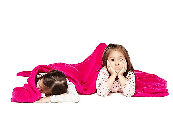 포토 JPG 스튜디오촬영 외국인 해외기획촬영 라이프스타일 2012년태국 여자 어린이라이프 여유 어린이 엎드리기 실내 누끼 사람 소녀 두명 앞모습 친구 눕기 귀여움 턱괴기 유치원 유치원생 이불 잠옷 잠 수면 졸음 담요 파자마파티 여자만 어린이만 소녀만 국내포토 옷 교육 감정 뷰포인트 컨셉 관계 침구 모션 인종 내부 생활 물 파티 파일형식