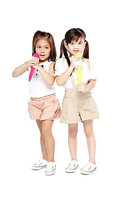 포토 JPG 스튜디오촬영 전신 외국인 해외기획촬영 라이프스타일 2012년태국 여자 어린이라이프 어린이 음악 운동화 노래 반바지 놀이 실내 서기 미소 웃음 들기 누끼 사람 소녀 두명 앞모습 친구 장난감 놀이용품 모형 귀여움 유치원 유치원생 마이크 즐거움 여자만 어린이만 소녀만 국내포토 교육 감정 뷰포인트 음향기기 신발 컨셉 바지 관계 모션 문화예술 표정 인종 내부 생활 오브젝트 파일형식