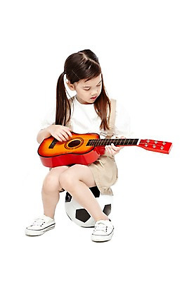 포토 JPG 스튜디오촬영 전신 외국인 해외기획촬영 라이프스타일 2012년태국 여자 어린이라이프 어린이 악기 음악 운동화 연주 반바지 축구공 공 놀이 현악기 실내 한명 누끼 사람 앉기 소녀 앞모습 귀여움 유치원 유치원생 기타 즐거움 여자만 여자한명만 어린이만 소녀만 소녀한명만 국내포토 1 교육 감정 뷰포인트 신발 컨셉 바지 축구용품 모션 문화예술 인종 내부 생활 파일형식