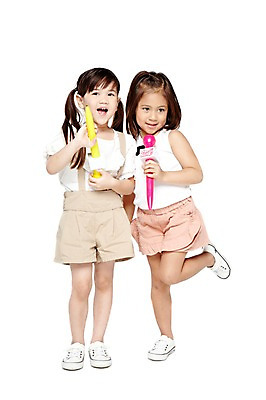 포토 JPG 스튜디오촬영 전신 외국인 해외기획촬영 라이프스타일 2012년태국 여자 어린이라이프 어린이 음악 운동화 노래 반바지 놀이 실내 서기 미소 웃음 들기 누끼 사람 소녀 두명 앞모습 친구 장난감 놀이용품 모형 귀여움 유치원 유치원생 마이크 즐거움 다리들기 여자만 어린이만 소녀만 국내포토 교육 감정 뷰포인트 음향기기 신발 컨셉 바지 관계 모션 문화예술 표정 인종 내부 생활 오브젝트 파일형식