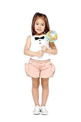 포토 JPG 스튜디오촬영 전신 외국인 해외기획촬영 라이프스타일 2012년태국 여자 어린이라이프 어린이 음식 운동화 반바지 놀이 디저트 실내 막대사탕 사탕 한명 서기 미소 웃음 들기 누끼 사람 소녀 앞모습 귀여움 유치원 유치원생 즐거움 여자만 여자한명만 어린이만 소녀만 소녀한명만 국내포토 1 교육 감정 뷰포인트 신발 컨셉 바지 모션 표정 인종 내부 생활 파일형식