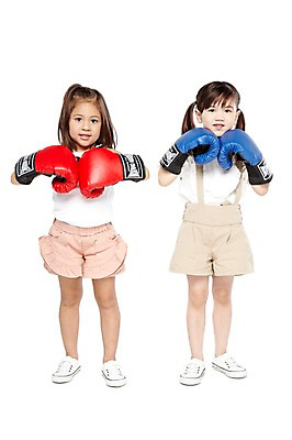 포토 JPG 스튜디오촬영 전신 외국인 해외기획촬영 라이프스타일 2012년태국 여자 어린이라이프 어린이 운동화 반바지 놀이 실내 서기 미소 웃음 누끼 사람 소녀 경기 두명 앞모습 친구 운동 귀여움 경쟁 권투 유치원 유치원생 글러브 글로브 권투글러브 즐거움 여자만 어린이만 소녀만 국내포토 교육 감정 스포츠용품 스포츠 뷰포인트 장갑 신발 컨셉 바지 관계 모션 표정 건강 인종 내부 생활 격투기 파일형식