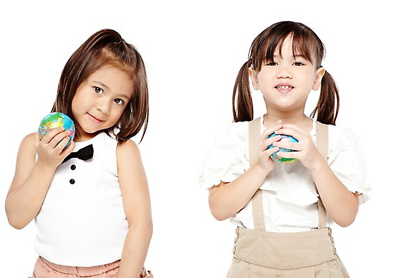 포토 JPG 스튜디오촬영 외국인 해외기획촬영 라이프스타일 2012년태국 여자 어린이라이프 지구 어린이 놀이 실내 미소 웃음 들기 누끼 사람 소녀 상반신 두명 앞모습 친구 글로벌 지구본 놀이용품 모형 귀여움 유치원 유치원생 즐거움 여자만 어린이만 소녀만 국내포토 교육 감정 뷰포인트 컨셉 관계 모션 표정 인종 내부 생활 오브젝트 파일형식