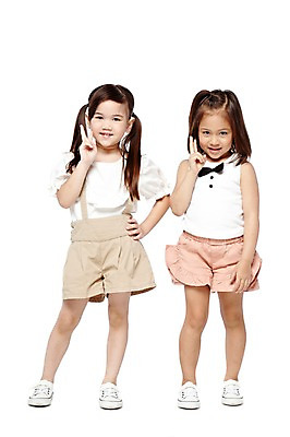 포토 JPG 스튜디오촬영 전신 외국인 해외기획촬영 라이프스타일 2012년태국 여자 어린이라이프 어린이 포즈 운동화 반바지 놀이 실내 서기 미소 웃음 누끼 사람 손짓 소녀 두명 앞모습 친구 귀여움 유치원 유치원생 즐거움 브이 V 여자만 어린이만 소녀만 국내포토 알파벳 교육 감정 뷰포인트 신발 컨셉 바지 관계 모션 표정 인종 내부 생활 파일형식