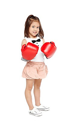 포토 JPG 스튜디오촬영 전신 외국인 해외기획촬영 라이프스타일 2012년태국 여자 어린이라이프 어린이 운동화 반바지 놀이 실내 한명 서기 미소 웃음 누끼 사람 소녀 앞모습 운동 귀여움 권투 유치원 유치원생 글러브 글로브 권투글러브 즐거움 여자만 여자한명만 어린이만 소녀만 소녀한명만 국내포토 1 교육 감정 스포츠용품 뷰포인트 장갑 신발 컨셉 바지 모션 표정 건강 인종 내부 생활 격투기 파일형식