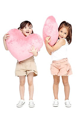 포토 JPG 스튜디오촬영 전신 외국인 해외기획촬영 라이프스타일 2012년태국 여자 어린이라이프 어린이 운동화 쿠션 반바지 놀이 실내 서기 미소 웃음 들기 누끼 사람 소녀 두명 앞모습 친구 귀여움 유치원 유치원생 하트 즐거움 하트쿠션 여자만 어린이만 소녀만 국내포토 모양 교육 감정 뷰포인트 신발 컨셉 바지 관계 모션 표정 인종 내부 생활 파일형식