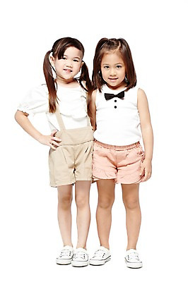 포토 JPG 스튜디오촬영 전신 외국인 해외기획촬영 라이프스타일 2012년태국 여자 어린이라이프 어린이 운동화 반바지 놀이 실내 서기 미소 웃음 누끼 사람 소녀 두명 앞모습 친구 귀여움 우정 유치원 유치원생 즐거움 여자만 어린이만 소녀만 국내포토 교육 감정 뷰포인트 신발 컨셉 바지 관계 모션 표정 인종 내부 생활 파일형식