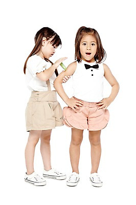 포토 JPG 스튜디오촬영 전신 외국인 해외기획촬영 라이프스타일 2012년태국 여자 어린이라이프 어린이 운동화 반바지 놀이 실내 병원 주사기 서기 들기 누끼 사람 소녀 두명 앞모습 치료 친구 장난감 놀이용품 귀여움 유치원 유치원생 즐거움 병원놀이 역할 역할놀이 여자만 어린이만 소녀만 국내포토 교육 감정 뷰포인트 신발 컨셉 바지 의학 관계 의료기기 모션 인종 내부 생활 오브젝트 파일형식