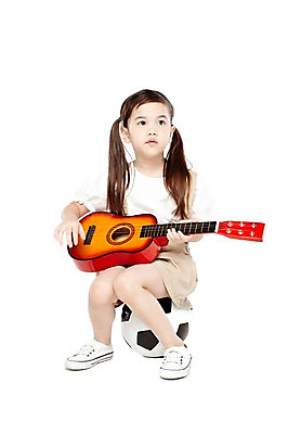 포토 JPG 스튜디오촬영 전신 외국인 해외기획촬영 라이프스타일 응시 2012년태국 여자 어린이라이프 어린이 악기 음악 운동화 연주 반바지 축구공 공 놀이 현악기 실내 한명 누끼 사람 앉기 소녀 앞모습 귀여움 유치원 유치원생 기타 즐거움 여자만 여자한명만 어린이만 소녀만 소녀한명만 국내포토 1 시선 교육 감정 뷰포인트 신발 컨셉 바지 축구용품 모션 문화예술 인종 내부 생활 파일형식