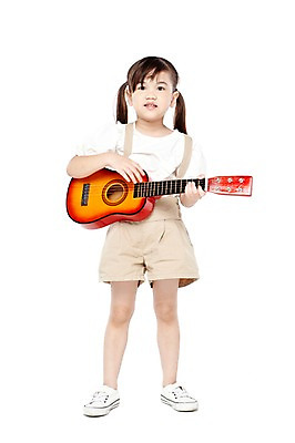 포토 JPG 스튜디오촬영 전신 외국인 해외기획촬영 라이프스타일 2012년태국 여자 어린이라이프 어린이 악기 음악 운동화 연주 반바지 놀이 현악기 실내 한명 서기 들기 누끼 사람 소녀 앞모습 귀여움 유치원 유치원생 기타 즐거움 여자만 여자한명만 어린이만 소녀만 소녀한명만 국내포토 1 교육 감정 뷰포인트 신발 컨셉 바지 모션 문화예술 인종 내부 생활 파일형식