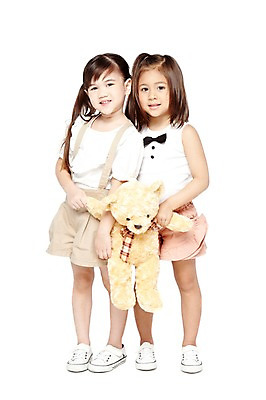 포토 JPG 스튜디오촬영 전신 외국인 해외기획촬영 라이프스타일 2012년태국 여자 어린이라이프 어린이 인형 운동화 반바지 놀이 실내 서기 미소 웃음 들기 누끼 사람 소녀 두명 앞모습 친구 장난감 놀이용품 귀여움 우정 유치원 유치원생 곰인형 즐거움 인형놀이 여자만 어린이만 소녀만 국내포토 교육 감정 뷰포인트 신발 컨셉 바지 관계 모션 표정 인종 내부 생활 오브젝트 파일형식