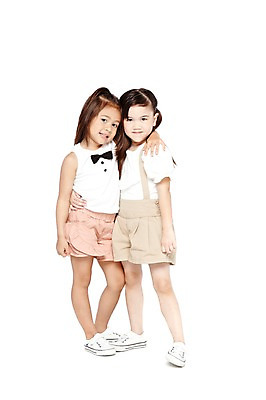 포토 JPG 스튜디오촬영 전신 외국인 해외기획촬영 라이프스타일 2012년태국 여자 어린이라이프 어린이 운동화 반바지 놀이 어깨동무 실내 서기 미소 웃음 누끼 사람 소녀 두명 앞모습 친구 귀여움 우정 유치원 유치원생 즐거움 여자만 어린이만 소녀만 국내포토 교육 감정 뷰포인트 포즈 신발 컨셉 바지 관계 모션 표정 인종 내부 생활 파일형식