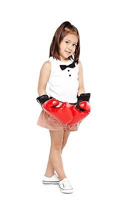 포토 JPG 스튜디오촬영 전신 외국인 해외기획촬영 라이프스타일 2012년태국 여자 어린이라이프 어린이 운동화 반바지 놀이 실내 한명 서기 미소 웃음 누끼 사람 소녀 앞모습 운동 귀여움 권투 유치원 유치원생 글러브 글로브 권투글러브 즐거움 여자만 여자한명만 어린이만 소녀만 소녀한명만 국내포토 1 교육 감정 스포츠용품 뷰포인트 장갑 신발 컨셉 바지 모션 표정 건강 인종 내부 생활 격투기 파일형식