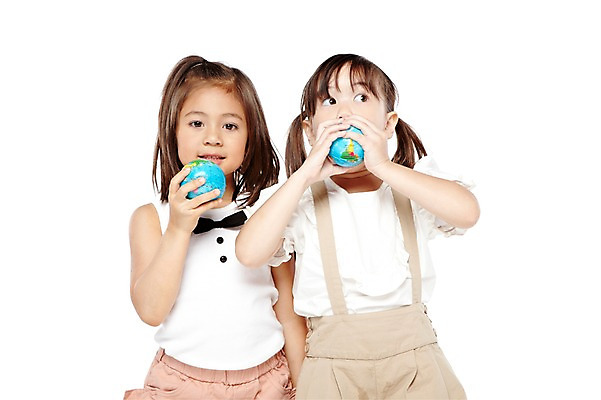 포토 JPG 스튜디오촬영 외국인 해외기획촬영 라이프스타일 2012년태국 여자 어린이라이프 지구 어린이 놀이 실내 미소 웃음 들기 누끼 사람 소녀 상반신 두명 앞모습 친구 글로벌 지구본 놀이용품 모형 귀여움 유치원 유치원생 즐거움 여자만 어린이만 소녀만 국내포토 교육 감정 뷰포인트 컨셉 관계 모션 표정 인종 내부 생활 오브젝트 파일형식