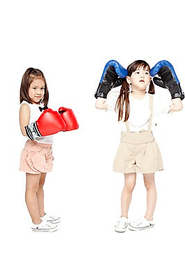 포토 JPG 스튜디오촬영 전신 외국인 해외기획촬영 라이프스타일 2012년태국 여자 어린이라이프 어린이 운동화 반바지 놀이 실내 서기 미소 웃음 누끼 사람 소녀 경기 두명 앞모습 옆모습 친구 운동 귀여움 경쟁 권투 유치원 유치원생 글러브 글로브 권투글러브 즐거움 여자만 어린이만 소녀만 국내포토 교육 감정 스포츠용품 스포츠 뷰포인트 장갑 신발 컨셉 바지 관계 모션 표정 건강 인종 내부 생활 격투기 파일형식