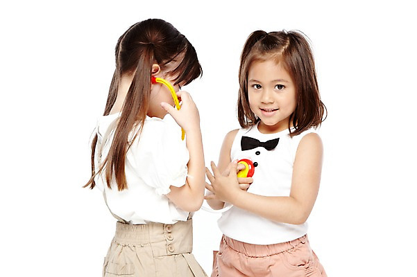 포토 JPG 스튜디오촬영 외국인 해외기획촬영 라이프스타일 2012년태국 여자 어린이라이프 어린이 청진기 놀이 실내 병원 미소 웃음 들기 누끼 사람 소녀 상반신 두명 옆모습 친구 장난감 놀이용품 마주보기 귀여움 유치원 유치원생 진료 즐거움 병원놀이 역할 역할놀이 여자만 어린이만 소녀만 국내포토 교육 감정 뷰포인트 컨셉 의학 관계 의료기기 모션 표정 인종 내부 생활 오브젝트 파일형식