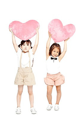 포토 JPG 스튜디오촬영 전신 외국인 해외기획촬영 라이프스타일 2012년태국 여자 어린이라이프 어린이 포즈 운동화 쿠션 반바지 놀이 실내 서기 미소 웃음 들기 누끼 사람 소녀 두명 앞모습 친구 손들기 귀여움 유치원 유치원생 하트 즐거움 하트쿠션 머리위 여자만 어린이만 소녀만 국내포토 모양 교육 감정 뷰포인트 신발 컨셉 바지 관계 모션 표정 인종 내부 생활 파일형식