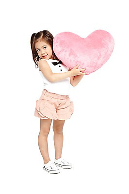 포토 JPG 스튜디오촬영 전신 외국인 해외기획촬영 라이프스타일 2012년태국 여자 어린이라이프 어린이 포즈 운동화 쿠션 반바지 놀이 실내 한명 서기 미소 웃음 들기 누끼 사람 소녀 앞모습 귀여움 유치원 유치원생 하트 즐거움 하트쿠션 여자만 여자한명만 어린이만 소녀만 소녀한명만 국내포토 모양 1 교육 감정 뷰포인트 신발 컨셉 바지 모션 표정 인종 내부 생활 파일형식