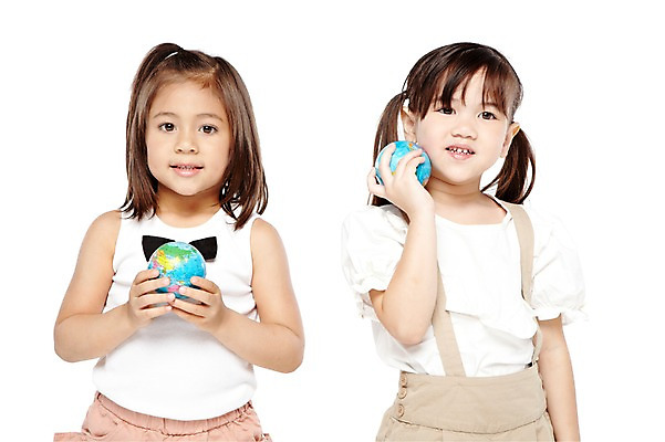 포토 JPG 스튜디오촬영 외국인 해외기획촬영 라이프스타일 2012년태국 여자 어린이라이프 지구 어린이 놀이 실내 미소 웃음 들기 누끼 사람 소녀 상반신 두명 앞모습 친구 글로벌 지구본 놀이용품 모형 귀여움 유치원 유치원생 즐거움 여자만 어린이만 소녀만 국내포토 교육 감정 뷰포인트 컨셉 관계 모션 표정 인종 내부 생활 오브젝트 파일형식