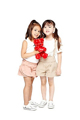 포토 JPG 스튜디오촬영 전신 외국인 해외기획촬영 라이프스타일 2012년태국 여자 어린이라이프 어린이 인형 운동화 반바지 놀이 어깨동무 실내 서기 미소 웃음 들기 누끼 사람 소녀 두명 앞모습 친구 장난감 놀이용품 귀여움 우정 유치원 유치원생 곰인형 즐거움 인형놀이 여자만 어린이만 소녀만 국내포토 교육 감정 뷰포인트 포즈 신발 컨셉 바지 관계 모션 표정 인종 내부 생활 오브젝트 파일형식