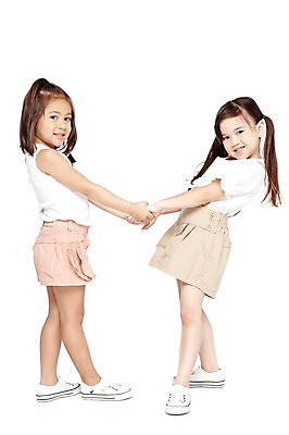 포토 JPG 스튜디오촬영 전신 외국인 해외기획촬영 라이프스타일 2012년태국 여자 어린이라이프 어린이 운동화 반바지 놀이 실내 서기 미소 웃음 누끼 사람 소녀 두명 옆모습 친구 마주보기 귀여움 손잡기 우정 유치원 유치원생 즐거움 여자만 어린이만 소녀만 국내포토 교육 감정 뷰포인트 신발 컨셉 바지 관계 모션 표정 인종 내부 생활 파일형식