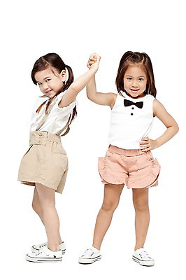 포토 JPG 스튜디오촬영 전신 외국인 해외기획촬영 라이프스타일 2012년태국 여자 어린이라이프 어린이 허리손 운동화 반바지 놀이 실내 서기 미소 웃음 누끼 사람 소녀 두명 앞모습 옆모습 친구 귀여움 손잡기 우정 유치원 유치원생 우승 즐거움 여자만 어린이만 소녀만 국내포토 교육 감정 뷰포인트 포즈 신발 컨셉 바지 관계 모션 표정 인종 내부 생활 최고 파일형식