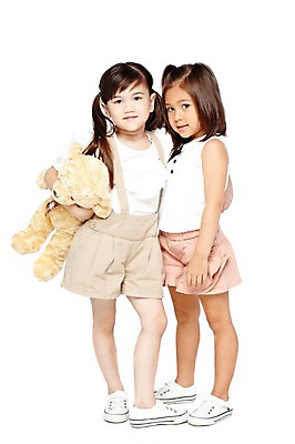 포토 JPG 스튜디오촬영 전신 외국인 해외기획촬영 라이프스타일 2012년태국 여자 어린이라이프 어린이 인형 운동화 반바지 놀이 실내 서기 미소 웃음 들기 누끼 사람 소녀 두명 앞모습 친구 장난감 놀이용품 귀여움 우정 유치원 유치원생 곰인형 즐거움 인형놀이 여자만 어린이만 소녀만 국내포토 교육 감정 뷰포인트 신발 컨셉 바지 관계 모션 표정 인종 내부 생활 오브젝트 파일형식