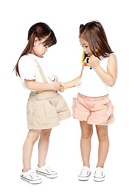 포토 JPG 스튜디오촬영 전신 외국인 해외기획촬영 라이프스타일 2012년태국 여자 어린이라이프 어린이 운동화 반바지 청진기 놀이 실내 병원 서기 들기 누끼 사람 소녀 두명 옆모습 친구 장난감 놀이용품 마주보기 귀여움 유치원 유치원생 진료 즐거움 병원놀이 역할 역할놀이 여자만 어린이만 소녀만 국내포토 교육 감정 뷰포인트 신발 컨셉 바지 의학 관계 의료기기 모션 인종 내부 생활 오브젝트 파일형식